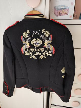 Chaqueta Zara bordados pájaro y flor