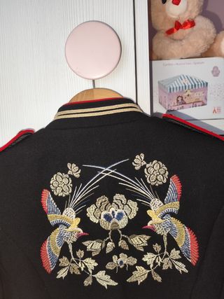 Chaqueta Zara bordados pájaro y flor