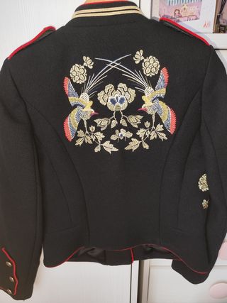 Chaqueta Zara bordados pájaro y flor