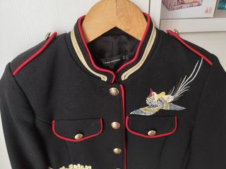 Chaqueta Zara bordados pájaro y flor
