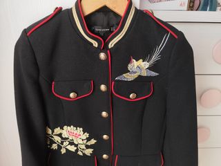 Chaqueta Zara bordados pájaro y flor