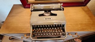 Máquina de escribir Hispano Olivetti Pluma 22