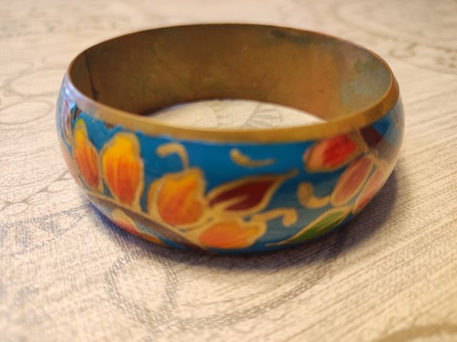 Pulsera ancha con diseño floral