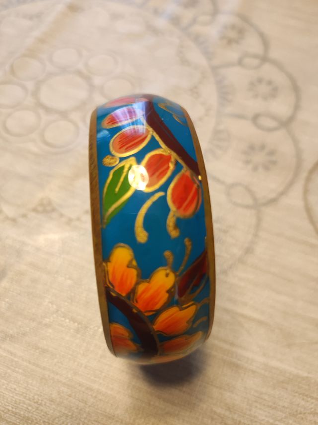 Pulsera ancha con diseño floral