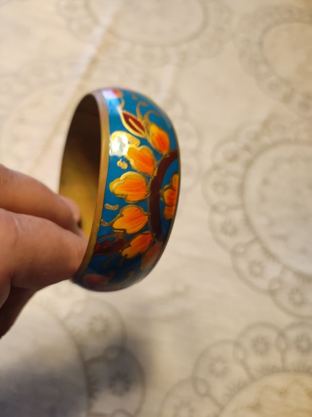 Pulsera ancha con diseño floral