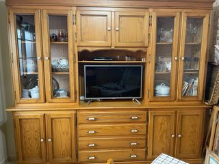 Mueble de salón de madera y cristal con regalo