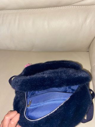 Mochila pelo azul marino con parches de top model