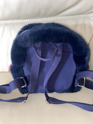 Mochila pelo azul marino con parches de top model