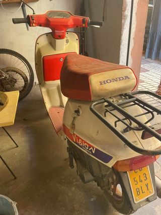 Ciclomotor Honda Vision 50 en color blanco y rojo.