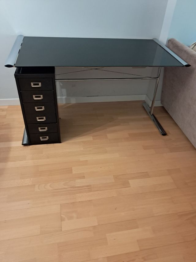 Mesa cristal y metal con cajonera