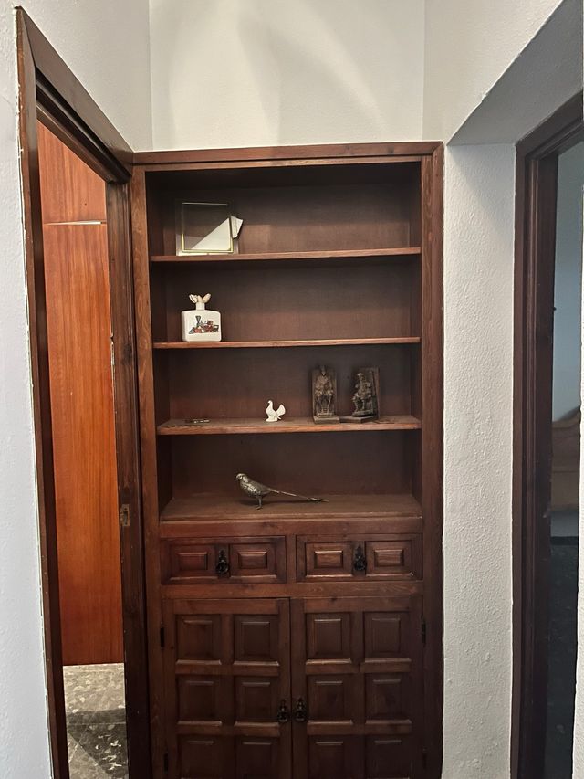 Mueble recibidor de madera con puertas