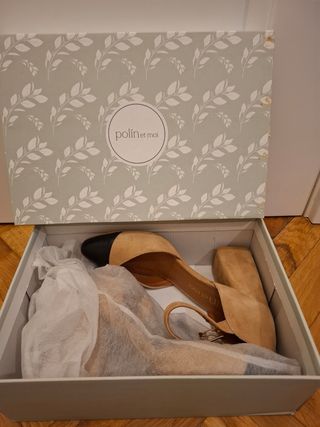 Zapatos de tacón Polin et Moi beige y negro