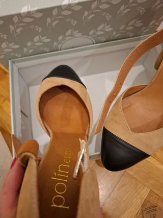Zapatos de tacón Polin et Moi beige y negro