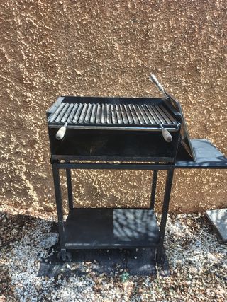 Barbacoa de metal negra