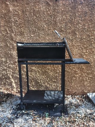 Barbacoa de metal negra