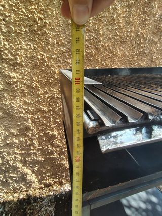 Barbacoa de metal negra