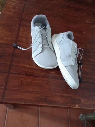 Barefoot 37 gris claro + juego cordones gris