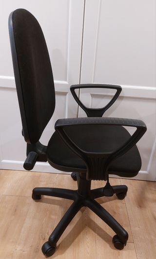 Silla de oficina ergonómica negra