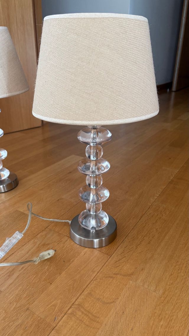 Lámparas de mesa transparentes.