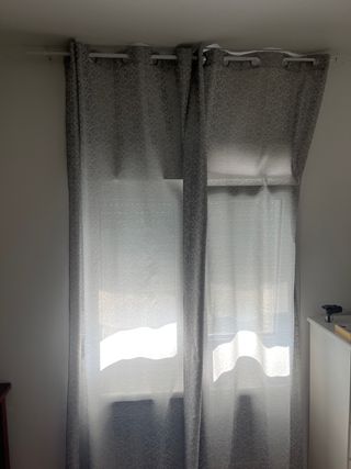 Cortinas grises y blancas de tela
