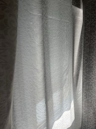 Cortinas grises y blancas de tela