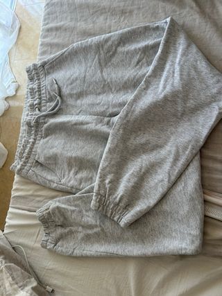 Pantalón gris Stradivarius