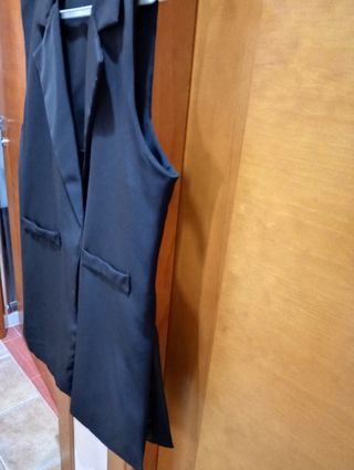 Chaleco negro  5 € cada chaqueta 3 € cada blusa