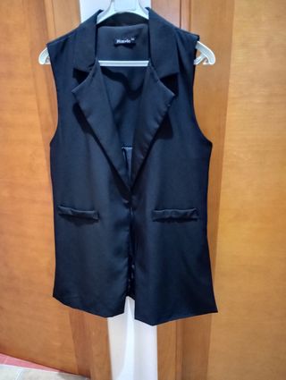 Chaleco negro  5 € cada chaqueta 3 € cada blusa