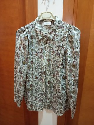 Chaleco negro  5 € cada chaqueta 3 € cada blusa