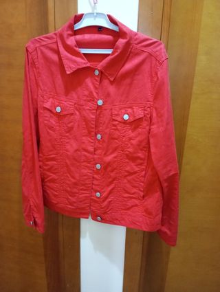 Chaleco negro  5 € cada chaqueta 3 € cada blusa