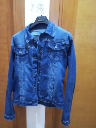 Chaleco negro  5 € cada chaqueta 3 € cada blusa