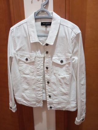 Chaleco negro  5 € cada chaqueta 3 € cada blusa