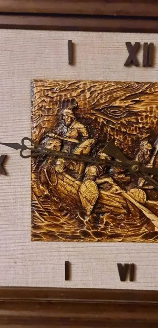 Orologio da parete in legno con numeri romani