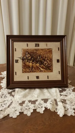 Orologio da parete in legno con numeri romani