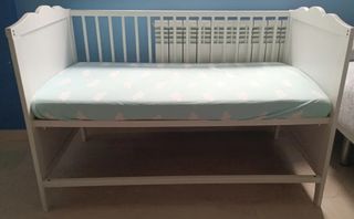 Cuna IKEA, colchón y fundas. Posibilidad colecho.