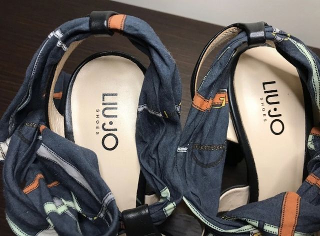 Sandali Liu Jo neri con foulard fantasia