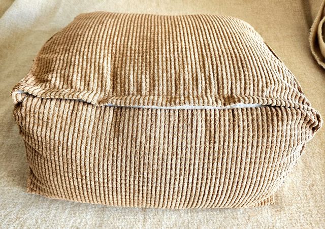 Cojín de pana triangular 