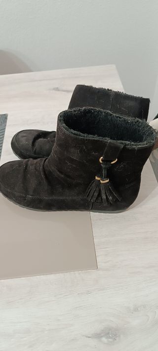 Botines negros con borlas