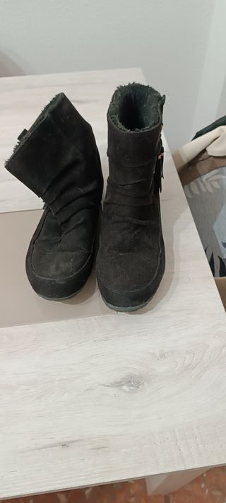 Botines negros con borlas