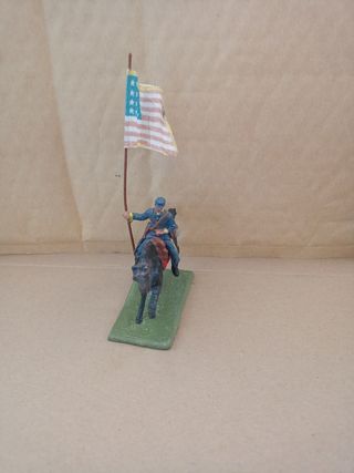 Soldado de plomo a caballo con bandera