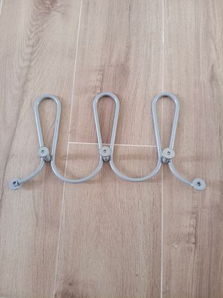 Perchero de metal gris