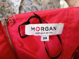 Vestido rojo coral con pamela y cinturón floral