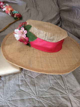 Vestido rojo coral con pamela y cinturón floral