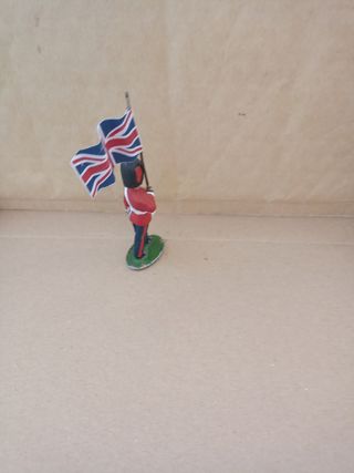 Soldado de plomo abanderado inglés