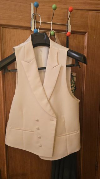 Chaleco de ceremonia beige