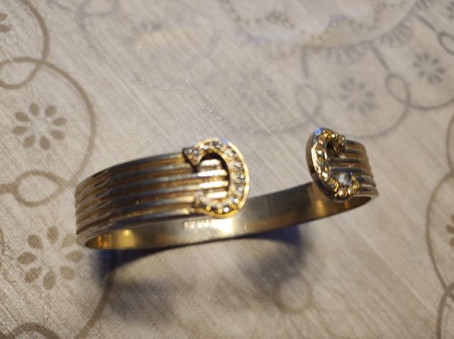 Pulsera metálica herraduras color dorado.