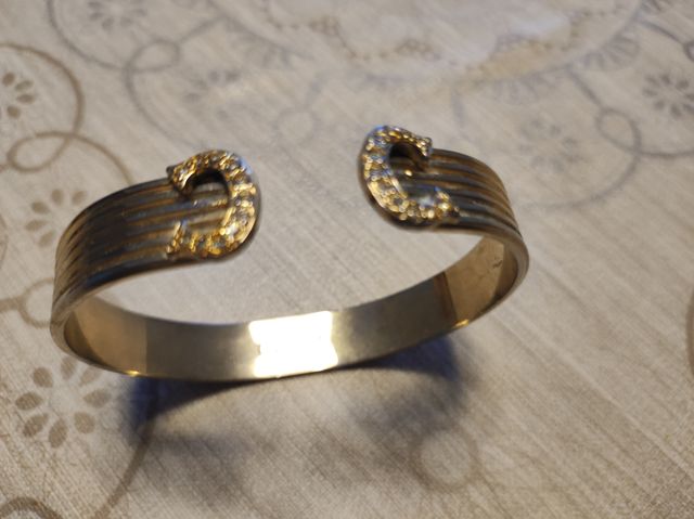 Pulsera metálica herraduras color dorado.