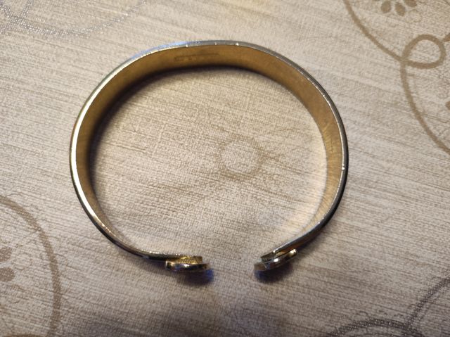 Pulsera metálica herraduras color dorado.
