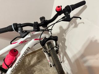 Bicicleta Montaña 26 Rockrider Blanca y rosa.