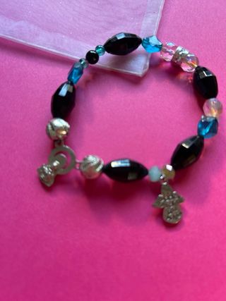 Pulsera con dije de  Virgen y Angelito